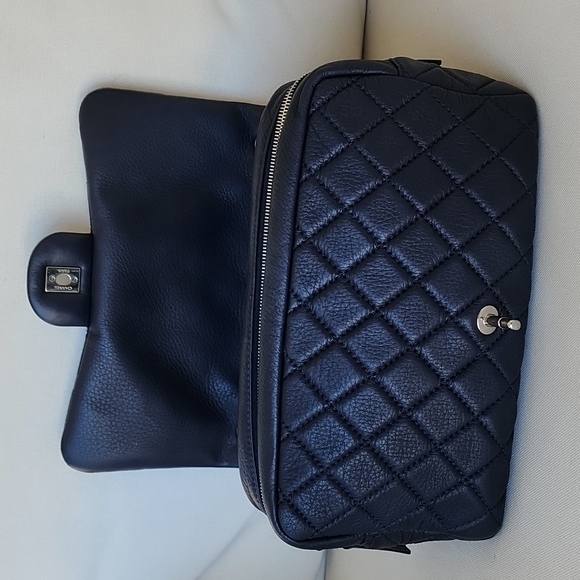TRADED Chanel Easy Jumbo Flap in Lambskin - Picture 3 of 11